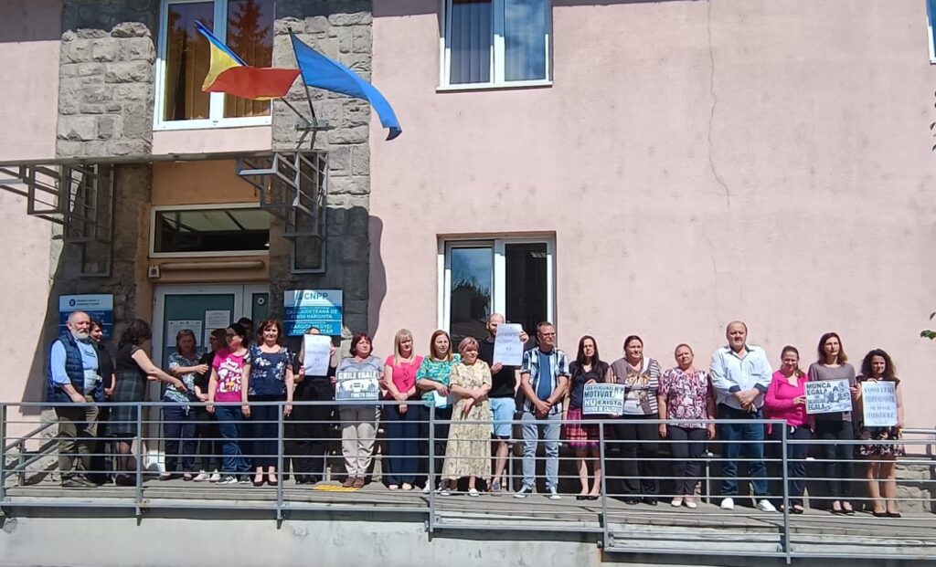 REVOLTĂ LA CASA DE PENSII HARGHITA! Angajații au blocat activitatea: „Ne-ați adus la sapă de lemn! Nu mai acceptăm să fim bătaia voastră de joc!”